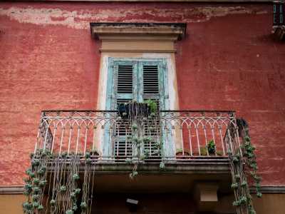 �Quella centrale da cui pendono delle piante rampicanti - aggiunge l�esperto-, � arricchita da una ringhiera in ferro battuto modellata con archetti a sesto acuto che sembrano quasi imitare lo stile gotico veneziano�